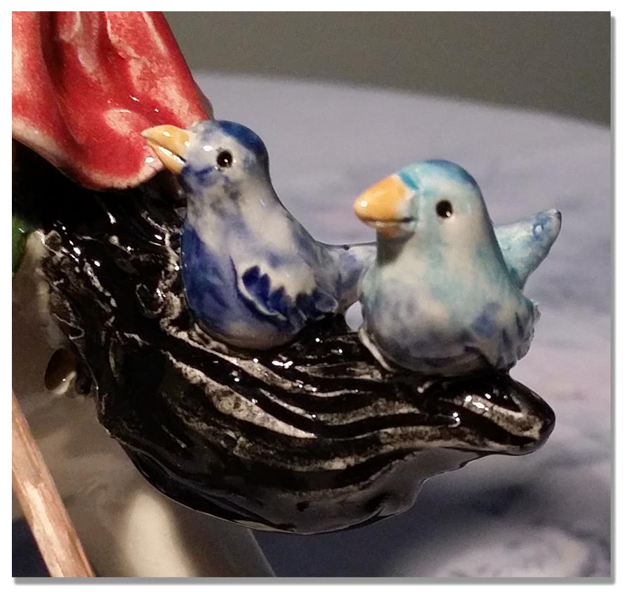 Blaue Vögel am Pferd des Ritters